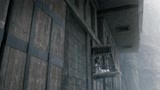 男子竟然被关在笼子里，还吊在悬崖上！
