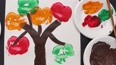 玩水彩之画一株五颜六色的苹果树