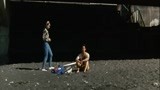女孩看见男友和另一个女孩坐在一起    男人都是大猪蹄子