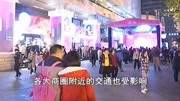 “剁手门＂拦不住买买买昨晚银泰武林店人气爆棚资讯高清正版视频在线观看–爱奇艺