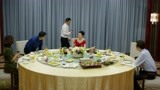 《阳光下的法庭》 解析中国式饭局 不吃饭菜只顾互相吹捧