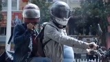 《无名之辈》：两个蠢贼打劫笑料百出，摩托飞上电线杆！