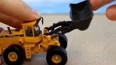小型挖掘机玩具展示