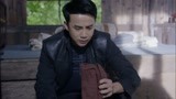 《荡寇》二虎在房间里抱着金盒痛哭 谭姑娘在角落默不作声
