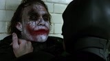 蝙蝠侠在审讯室狠狠揍了小丑一顿！真是大快人心！
