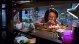 白色情人节：大叔在家里养一堆鸟，幼鸟太小，只能用针管给它喂食