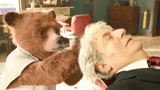 经典喜剧片帕丁顿熊2，小熊为了赚钱买礼物，在理发店做起了兼职