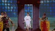 尹恩惠伴着激昂的音乐上场！女神范十足，衣服好看的让人羡慕！