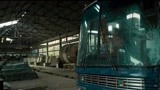 杀破狼2：大客车冲进房屋，直接翻倒在地，把垃圾袋都给弄翻了！