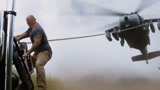 《速度与激情：特别行动》强森被直升机拉出悬崖命悬一线