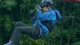 跟着贝尔去冒险：大张伟勇敢跳河，获贝爷称赞，头次这么帅气！