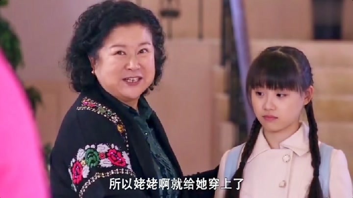 小月衣服没干,姥姥拿了件衣服给小月穿,怎知小爽心里很不是滋味