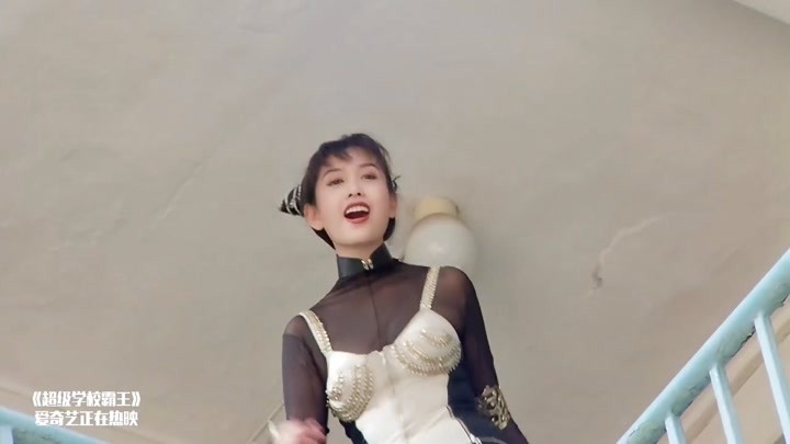 超级学校霸王:邱淑贞变身春丽,大战周比利,这个位置很尴尬!