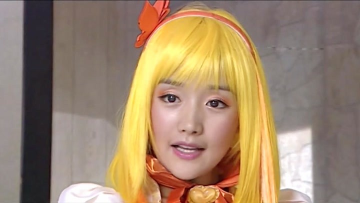 巴啦啦小魔仙:魔仙小蓝现身,美琪美雪都惊了!还这么爱吃零食