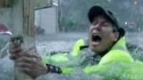 巨鳄风暴：巨星鳄鱼趁洪水上岸，警察瞬间被吞噬！太可怕了