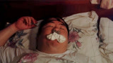 警察扒手两家亲：胖子睡觉打呼噜，老婆把他的鼻子和嘴巴全部堵上