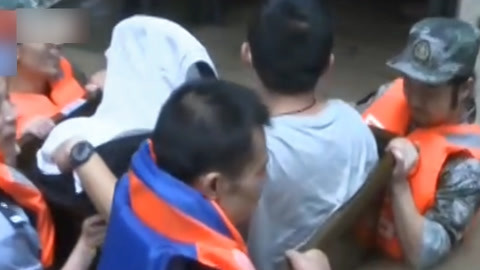 重庆洪峰过境百人被困 摩托毛贼当街扒手机
