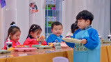 爱上幼儿园第六季：萌娃热情招待小朋友吃蔬菜，表情太可爱了