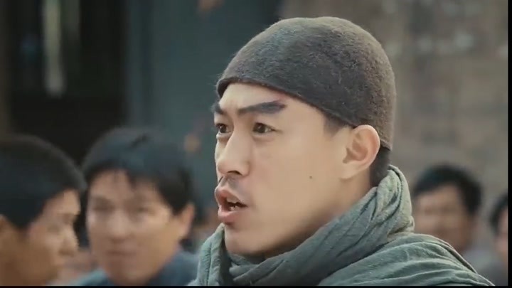 小伙进城卖艺,不料一来就遭地头蛇欺辱,只能去参加皇协军