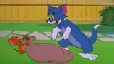 猫和老鼠：杰瑞跟着小家伙，来到屋檐的下面，被汤姆猫发现了