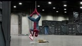 英雄归来：蜘蛛侠无聊的时候干啥，倒挂金钩着玩，真是秀