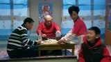 喜临门：全家人吃饺子，孩子在桌下藏个盘子，偷饺子给奶奶送去