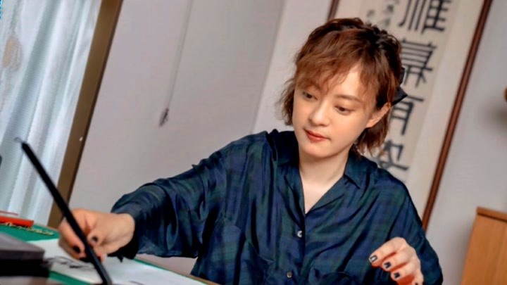 孙俪手写四十九遍理想之城,换新发型越发可爱,书法堪称大师水平