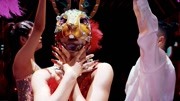 进击的兔子演绎百老汇歌剧 复古服饰梦回上个世纪