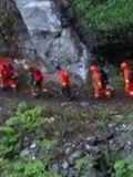 苍山失联人员下撤画面曝光：道路狭窄曲折，一边就是悬崖-资讯-搜索最新资讯-爱奇艺