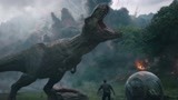 《侏罗纪世界2》牛龙不知死活，霸王龙朋友也敢动，直接一口咬死