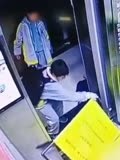 【用户@92432384193c0】恶作剧？3个男孩电梯中拿围挡围小女孩，多次挡电梯门不让其回家-41万粉丝2万作品_资讯视频