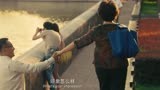 北京爱情故事：老太太调皮跟老头手牵手，黄昏恋看起来好幸福