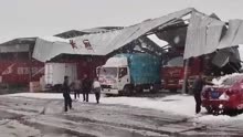 仲春积雪压塌郑州一物流园区仓库 十余家商户受损或达百万