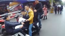男子骑摩托载5人街头“叠罗汉”，遇交警扣10分罚1390元