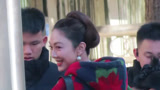 路透：姜妍前往元宵晚会录制 梨涡浅笑状态满分