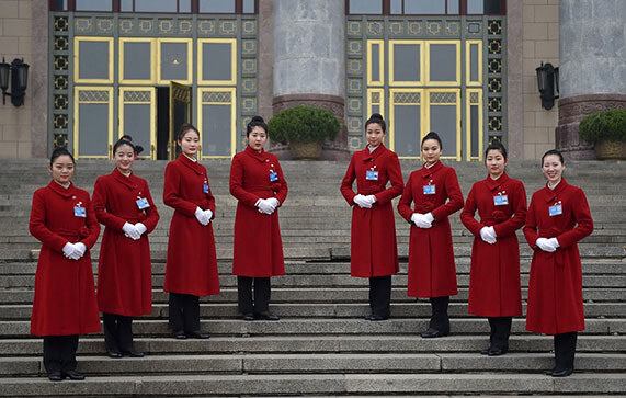 3月4日,人民大会堂前,身穿中国红长大衣的礼仪小姐