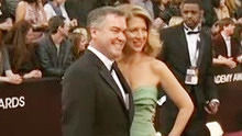 第84届奥斯卡红毯 导演克里斯·米勒和妻子走上红毯