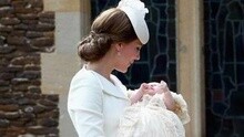 英国小公主接受洗礼 威廉王子一家四口公开亮相