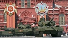 俄罗斯最新型主战坦克“阿玛塔”亮相红场阅兵