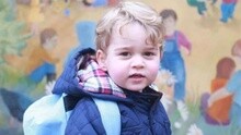 凯特王妃晒儿子第1天上幼儿园照 背蓝色小书包