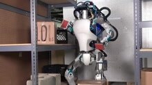 人形机器人Atlas已成精：被推倒后自己站起来