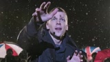 《惊天魔盗团2》片段 雨中魔术反重力如神迹