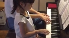 妈妈黄嘉千教Poppy弹钢琴