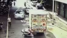 惊险！5岁男童驾摩托撞上货车