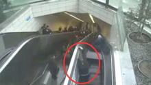 地铁站电扶梯突崩塌 男子惨遭“生吞”