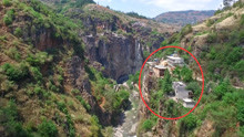 云南这个地方，房子建在悬崖上，峡谷中藏有天然温泉