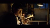 渡边开着台灯看书室友抬起他的书看了下默默走开了