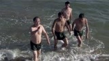 《历史转折中的邓小平》邓小平在北戴河里享受海水的浩瀚