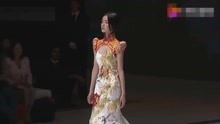 中国旗袍时装秀，杜鹃压轴出场，气质一看就与众不同！