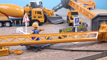 儿童玩具车视频：大型起重机吊车救援塔吊和混乱的工地